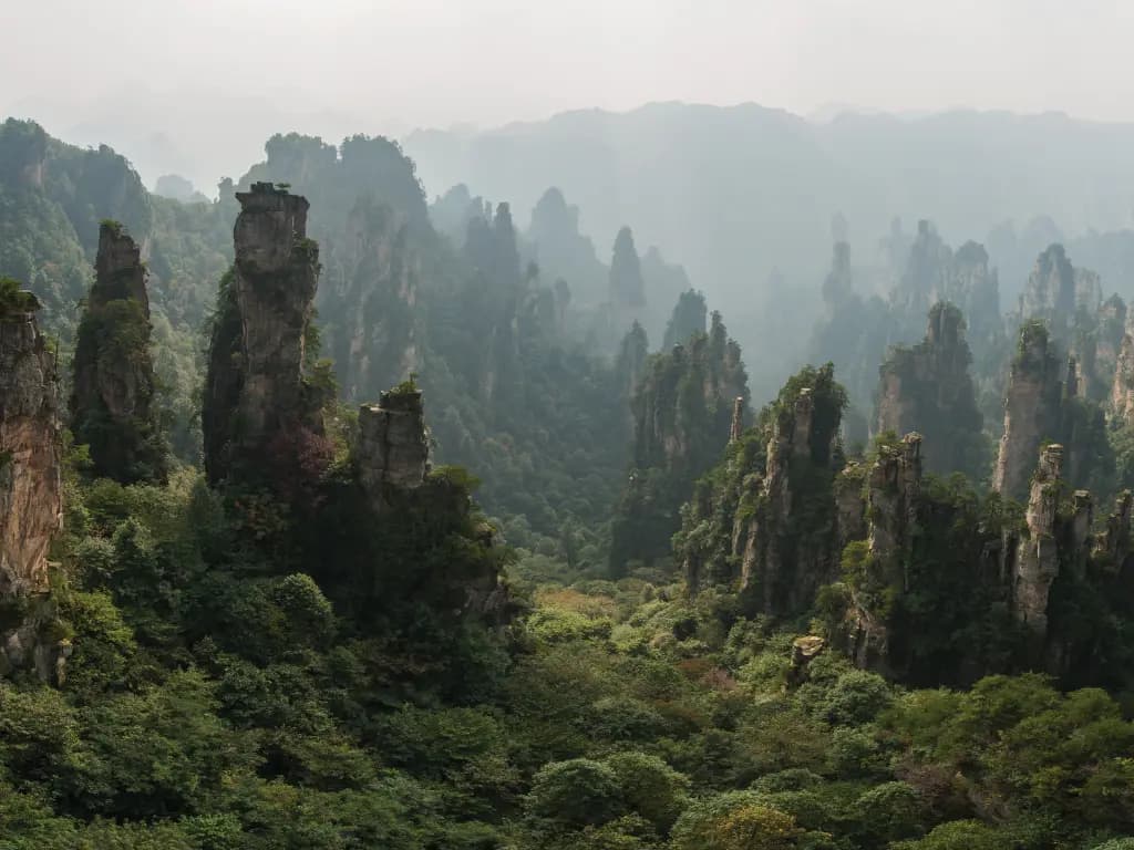 【張家界】仙境阿凡達・袁家界・天門山雲端・寶峰湖遊船・大峽谷玻璃橋｜鳳凰古城．芙蓉鎮・瀑布古鎮｜文化考察交流團、無購物
