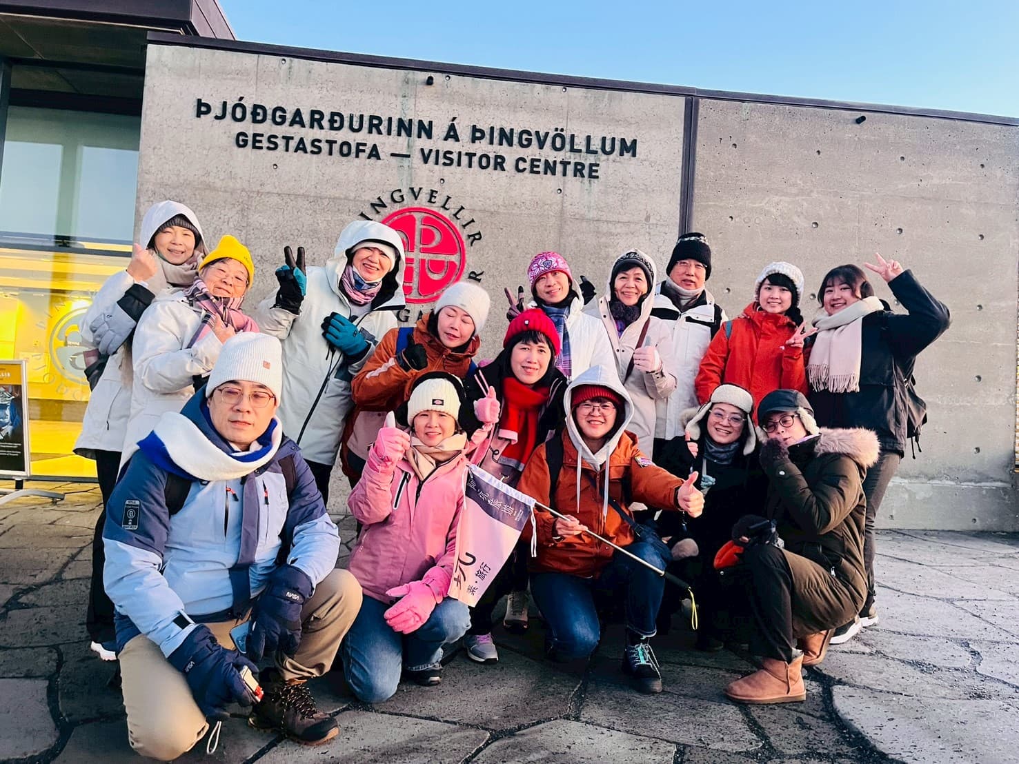 阿玩旅遊領隊與團員在旅途中互動的溫暖畫面