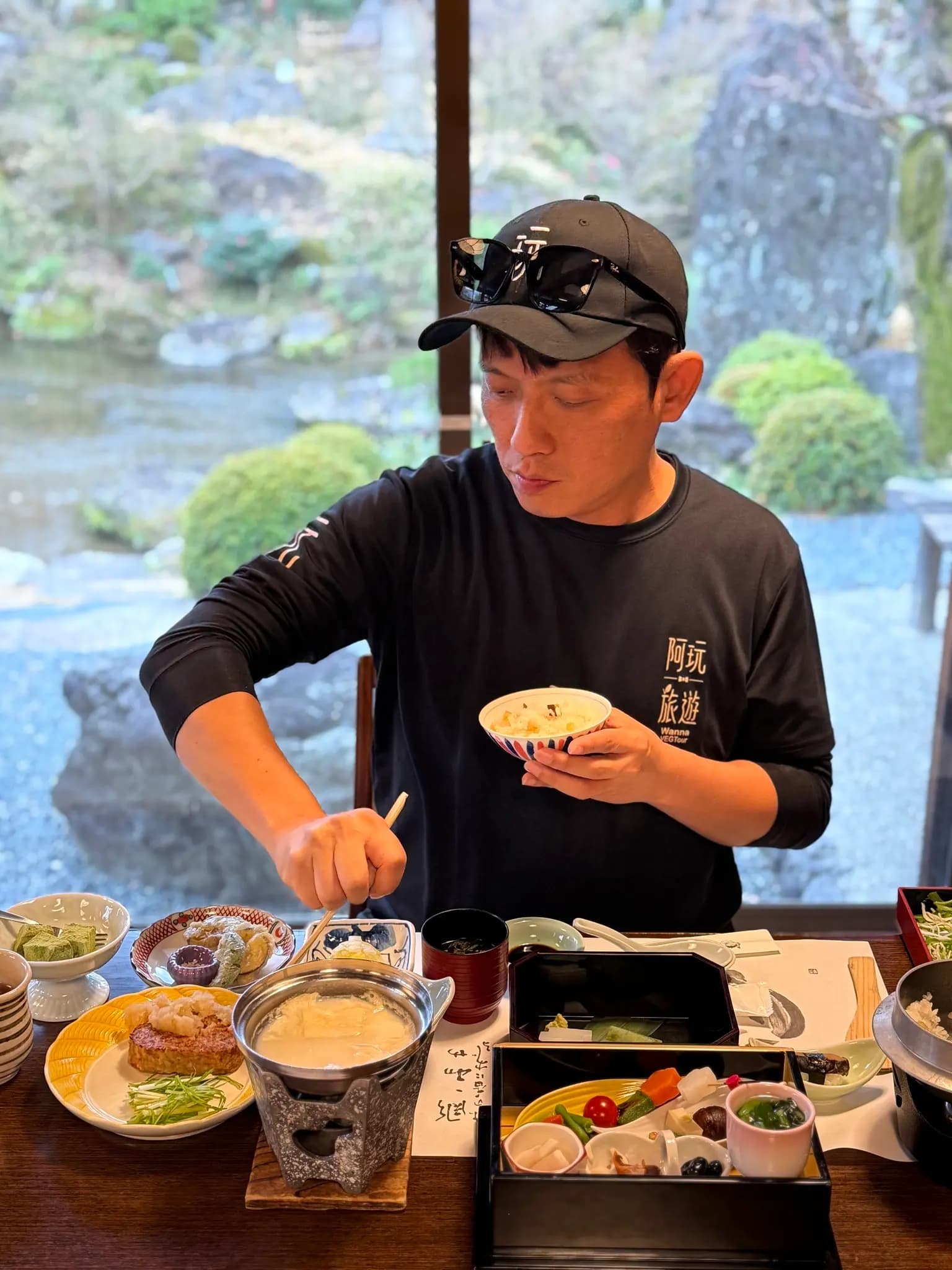 領隊與團員用餐互動場景